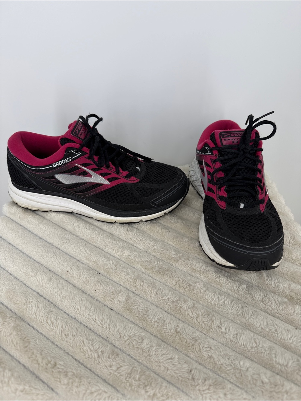 Brooks Addiction 13 Black and pink A Running Sneakers Sz 10.5 extra wide(2E)